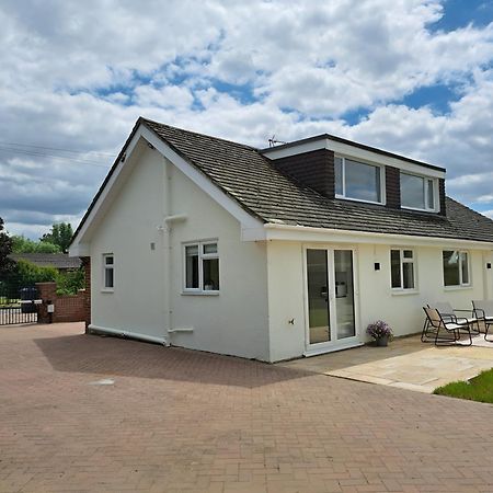 Beautiful 5 Bedroom Bungalow, Sleeps 7, In Calne Exterior photo